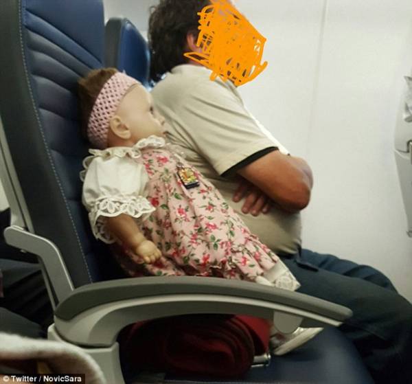 超詭異！搭飛機接連遇上同個「洋娃娃」 | 文章內置圖片