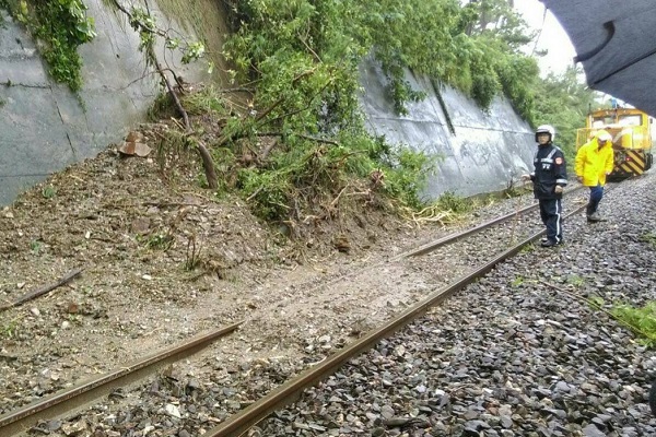 豪雨造成土石崩落  台鐵車廂受損  已恢復正常通車