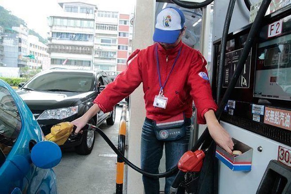 油價飆漲！明汽油漲1.1元、柴油1.2元