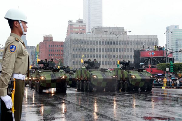 國慶預演雨中登場  戰車、直升機帥氣亮相 | 文章內置圖片