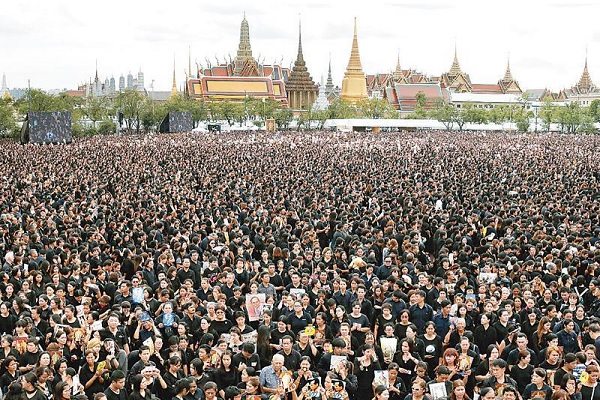 15萬泰民聚集皇宮外  齊唱頌歌悼念泰王