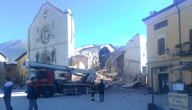 義大利強震毀古蹟！　聖本篤教堂剩下一面牆！