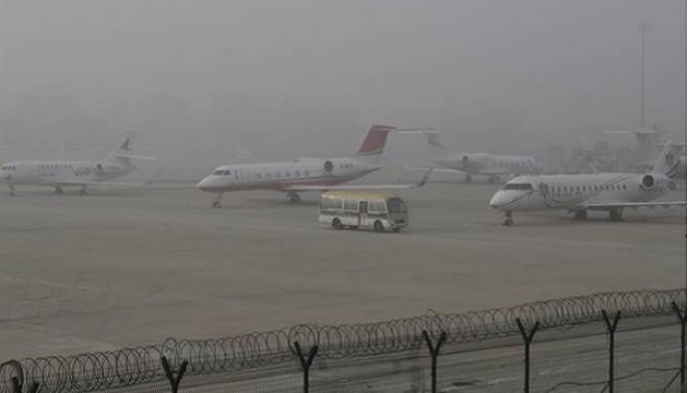 北京霧霾嚴重！　機場塔台彷彿貼了玻璃隔熱紙！