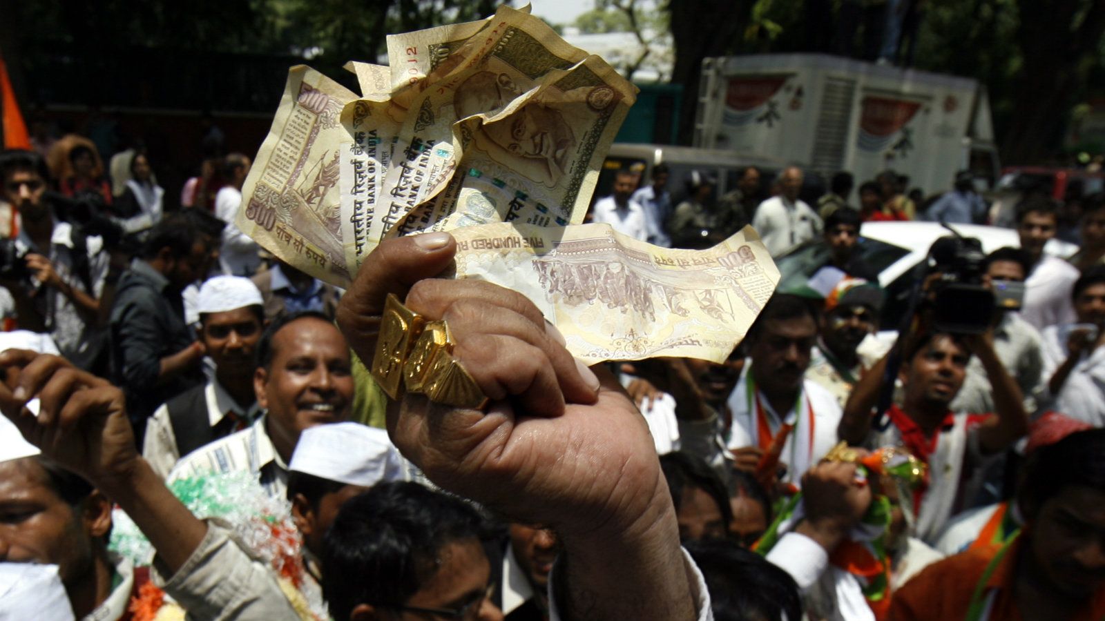 印度總統廢止舊鈔 喪命噩耗頻頻傳出