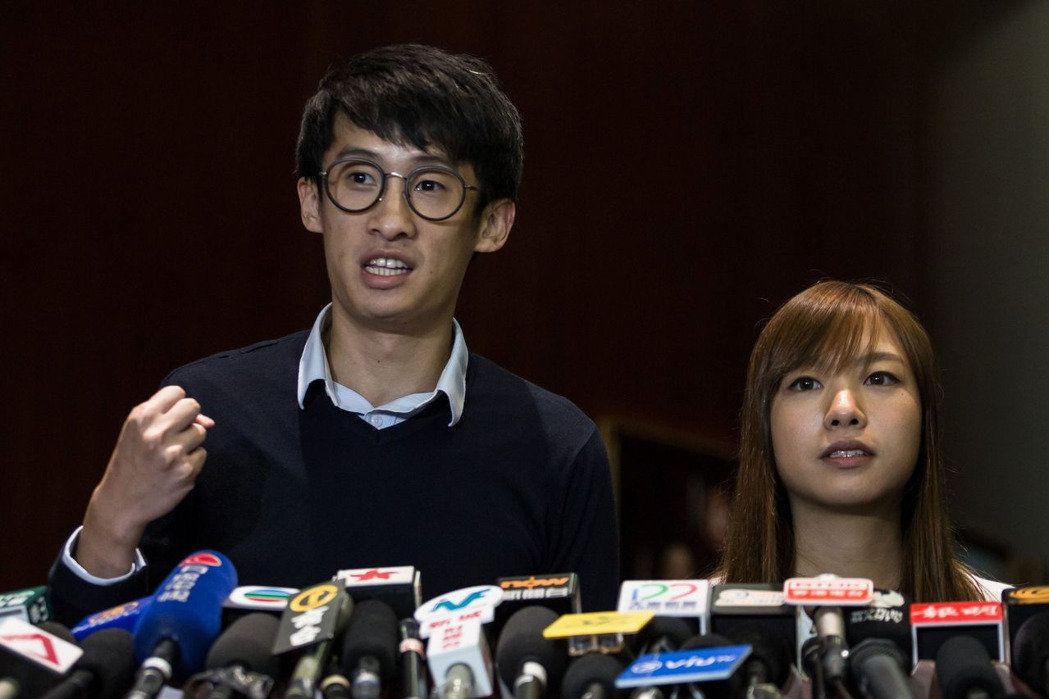 香港本土派議員勝訴 親中人士場外抗議