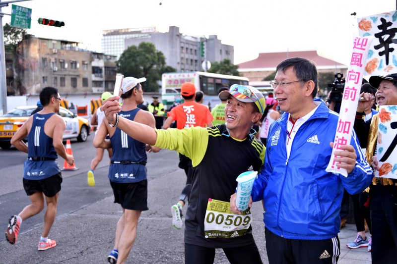 2016台北馬拉松開跑 柯文哲喜迎上海選手 | 文章內置圖片