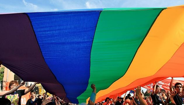 淡大校內「彩虹」飄揚 學生以行動支持婚姻平權