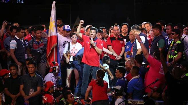 菲律賓狂人杜特蒂打擊貪污 要把官員「從直升機丟下去!」 | 文章內置圖片