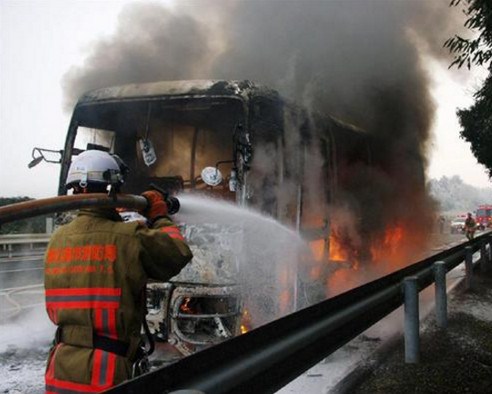 日本巴士火燒車　也在高速公路上