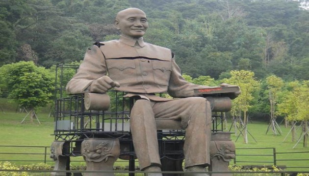 蔣公銅像被斬首 社區居民憤怒提告