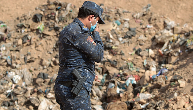 摩苏尔幼童乱葬岗 伊拉克士兵摔枪痛哭 | 文章内置图片
