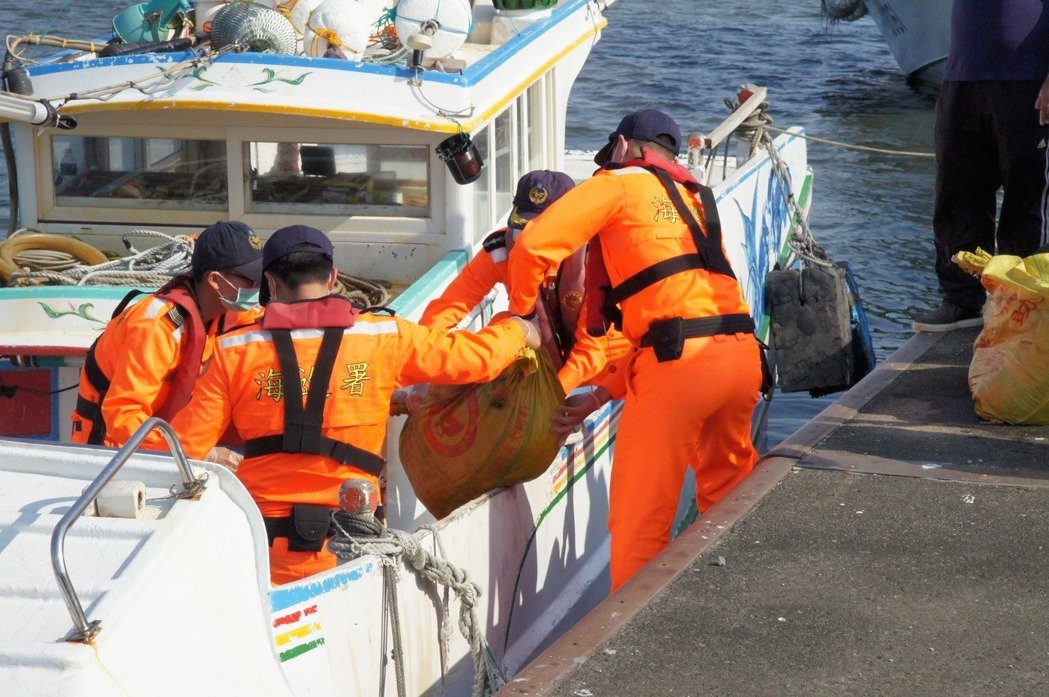 澎湖外海攔截漁船 意外查獲6億毒品 | 文章內置圖片