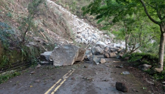 南庄苗21線巨石坍塌 40戶居民交通受阻