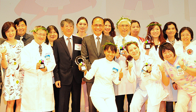 出席「台灣兒童醫療貢獻獎」頒獎 林揆盼持續精進兒童醫療照護
