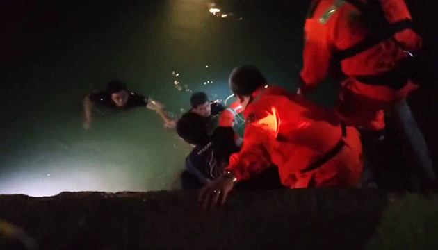 淡水漁人碼頭民眾落海 海巡警消協力救援