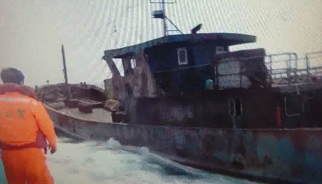 中國籍漁船越界行跡可疑 台中海巡強靠登檢帶回偵辦