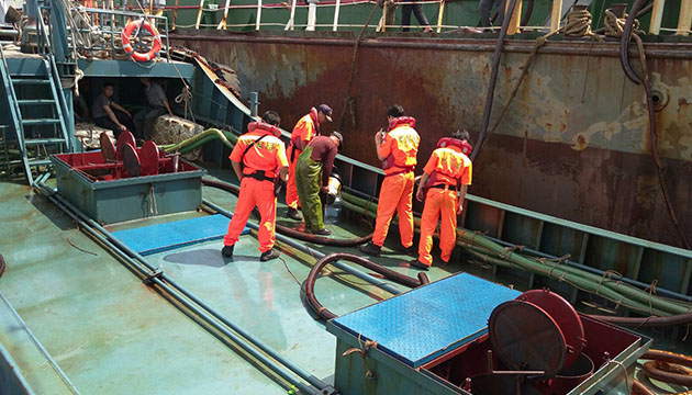 台中外海非法駁油 台中海巡查扣2船18人