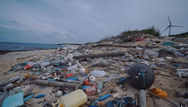 垃圾漂流遠從中國來 布滿澎湖海岸