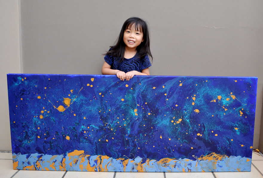 澳洲女童画画爆红 两年卖出100幅作品