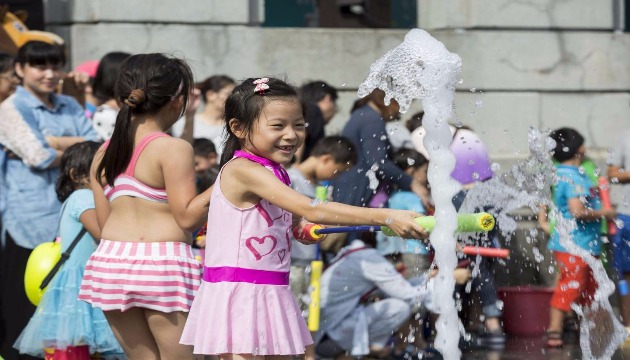 新竹噴水池夏日消暑 護欄駐警孩童安全不必憂