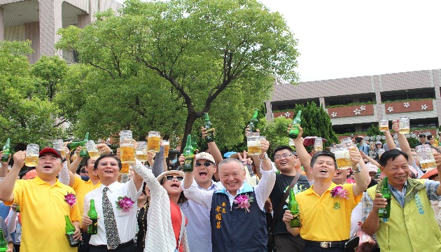 竹南啤酒厂活动 「千人干杯」盛况 
