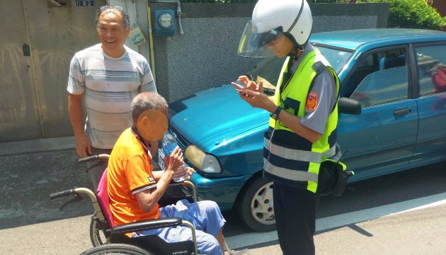 輪椅老翁卡馬路中央 熱心警援助