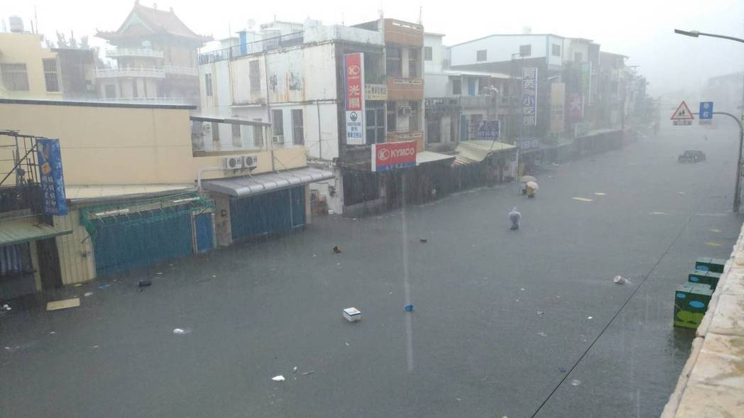 尼莎挾豪雨強襲台 屏東沿海鄉鎮淹水 | 文章內置圖片