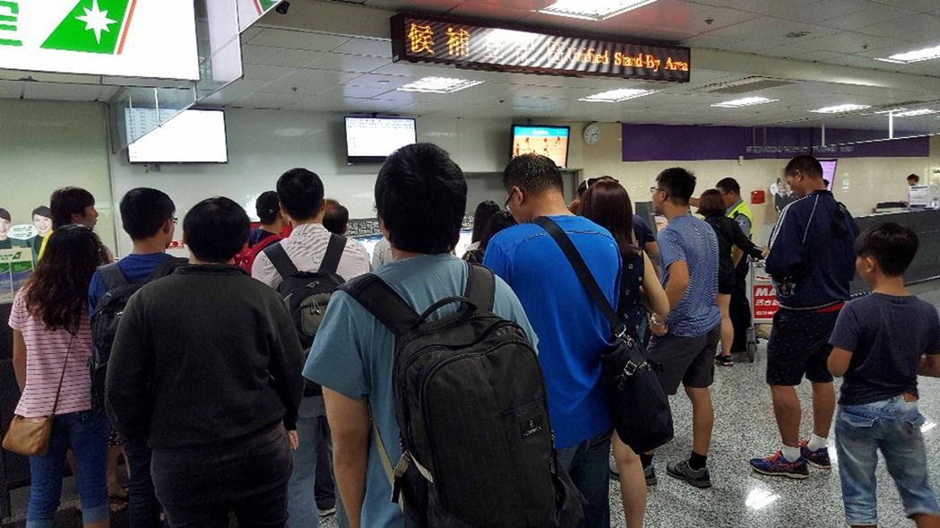 馬公機場湧現人潮 600遊客候補班機返台