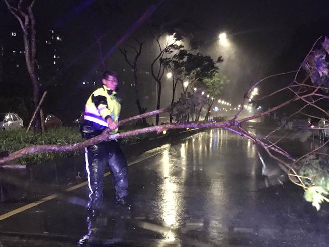 颱风尼莎酿45伤 积极抢修受损物 | 文章内置图片