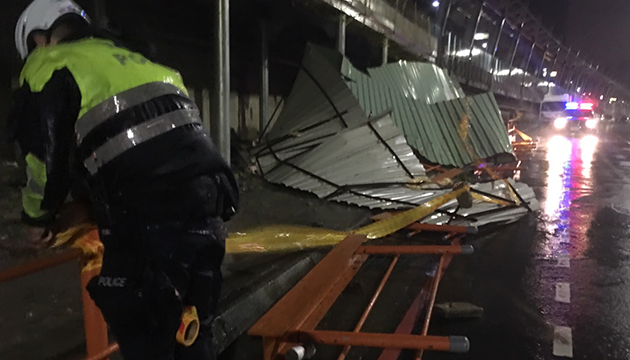 尼莎颱風肆虐 汐止警頂風雨排路障   | 文章內置圖片