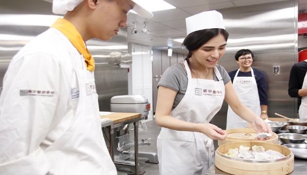 泰国名厨艺学院访台 交流中式餐点技术