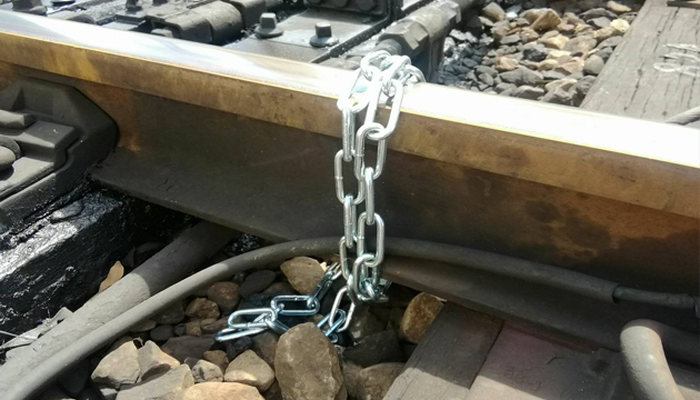 竟有路人用鐵鍊綁鐵軌！無聊舉動可能造成台鐵列車翻車或出軌