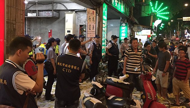 疑医疗纠纷民众抗议 警举牌警告  | 文章内置图片