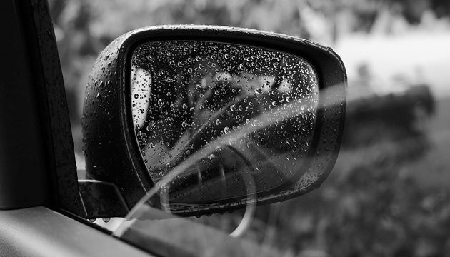行車安全小常識：雨天失控打滑該怎麼辦？