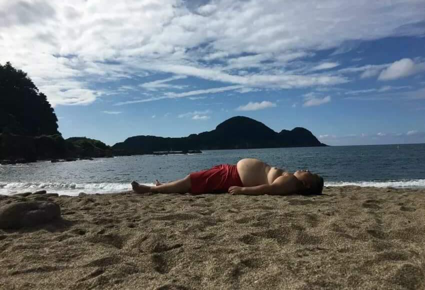 创意男横躺海滩 激像后面影子山！ | 文章内置图片