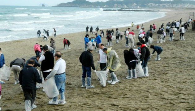 全球傳遞淨塑理念 福智基金會聯合海巡淨灘護家園