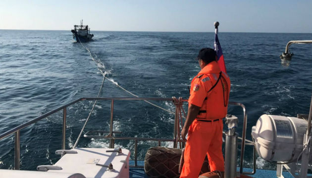 漁船失動力將觸礁 花蓮海巡隊火速神救援