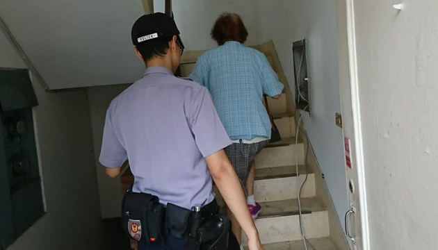 83歲婦過站下車不知路 巡邏警路過助安返家  | 文章內置圖片