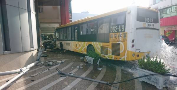 公車撞騎樓釀8傷 肇事原因待查證  | 文章內置圖片