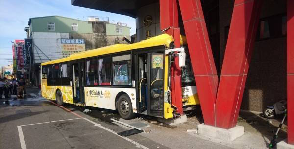 公車撞騎樓釀8傷 肇事原因待查證 
