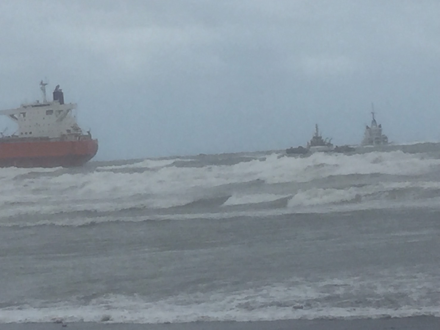 「哈威輪」擱淺因海象惡劣 拖帶作業不順利而未能脫困 航港局要求船東速謀對策 以利完成拖救 | 文章內置圖片