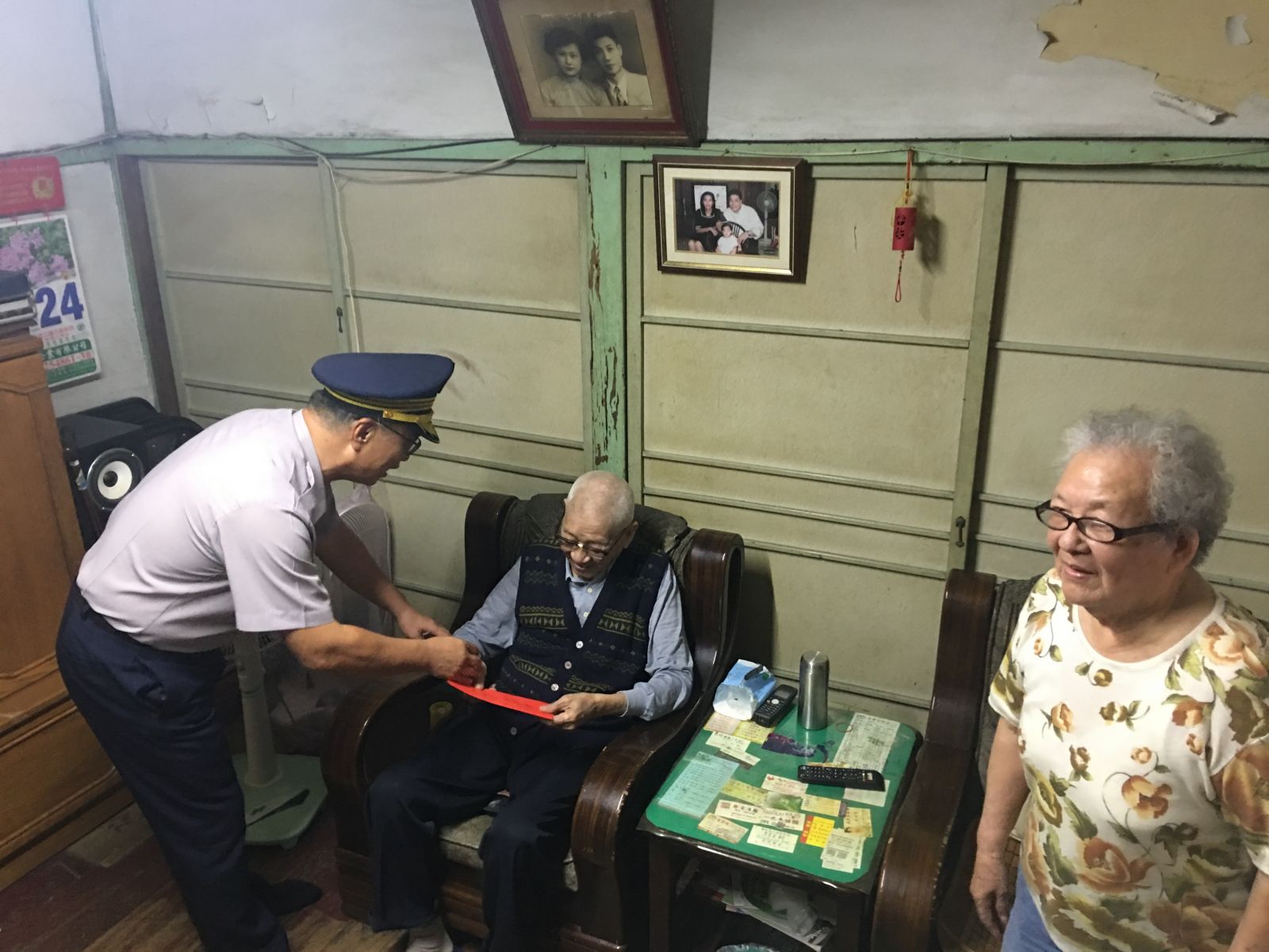 阿仁局長敬贈102歲高齡退休員警重陽節禮品 | 文章內置圖片
