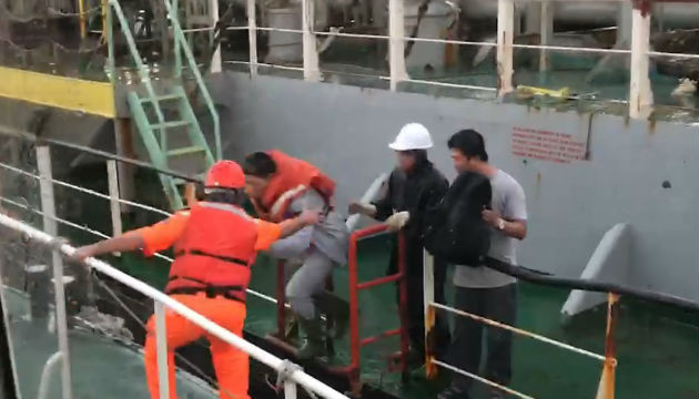 海巡救援無國界 外籍油輪船員後送就醫