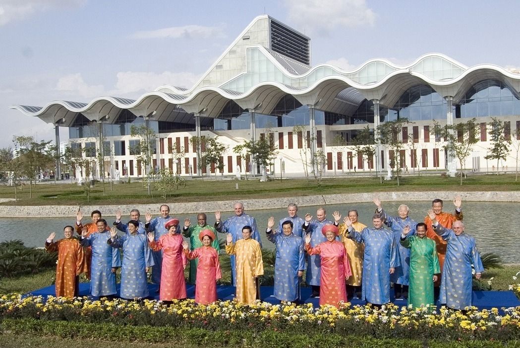 宋楚瑜出席APEC領袖峰會 將穿越南奧黛亮相合照 | 文章內置圖片