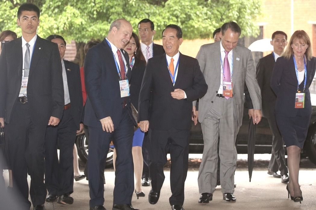 宋楚瑜出席APEC领袖峰会 将穿越南奥黛亮相合照
