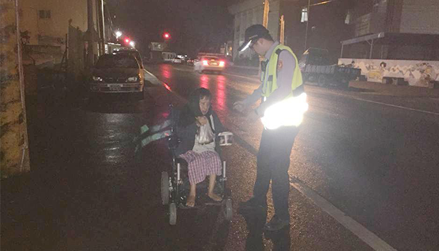 电动轮椅故障雨夜徘徊 臺西警护送返家 | 文章内置图片
