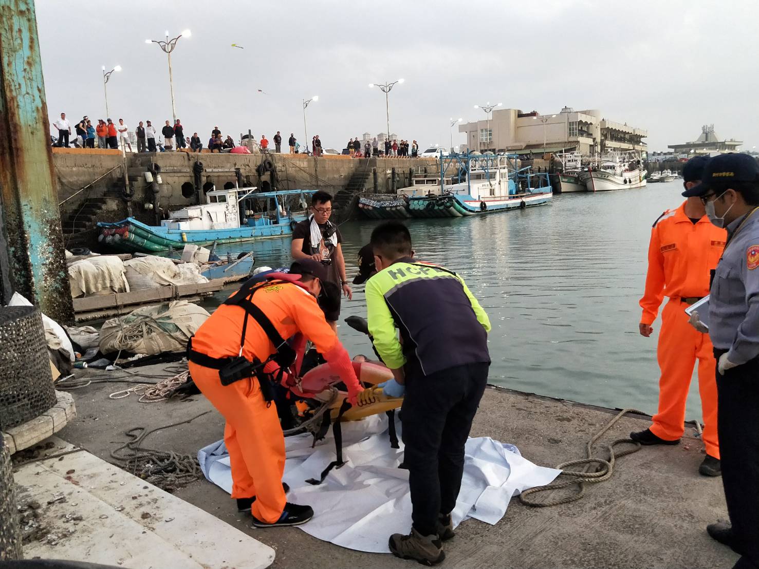 新竹漁港發現浮屍　海巡人員緊急救援 | 文章內置圖片