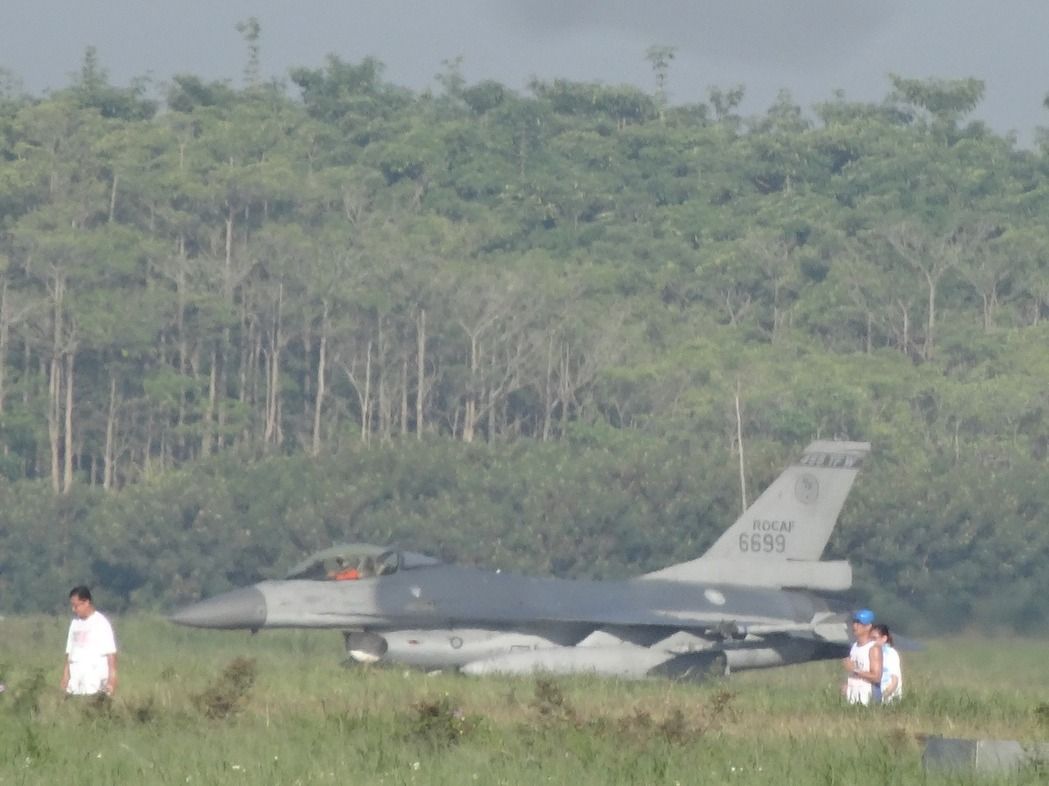 空軍嘉義基地路跑 戰機F16陪跑起飛 | 文章內置圖片