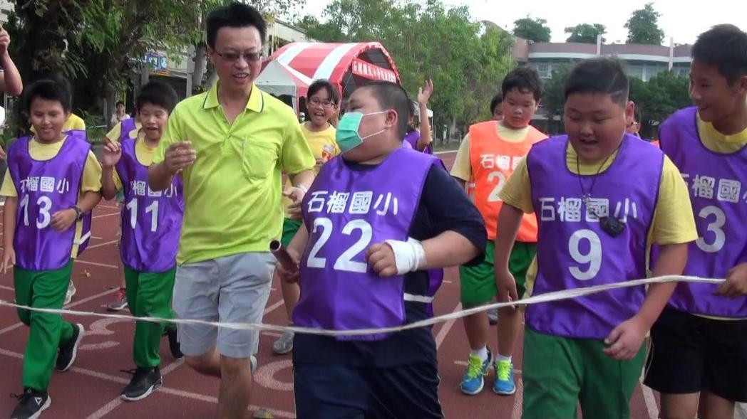 血癌童參加小學運動會 全班同學陪跑感動