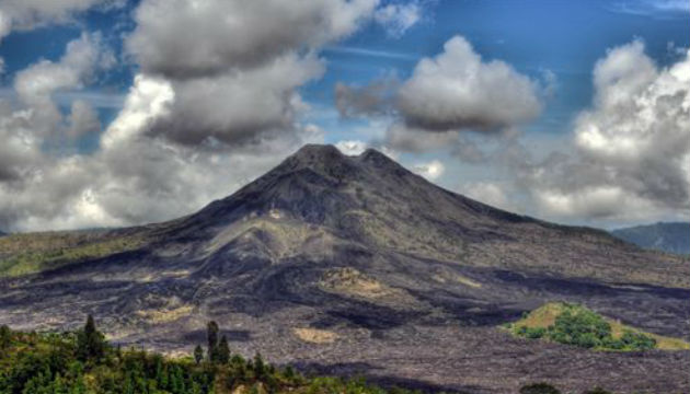 「印尼峇厘島阿貢火山（Agung Volcano）於106年11月21日傍晚爆發，外交部提醒國人赴印尼峇厘島前關注當地媒體報導，確認班機是否正常起降」